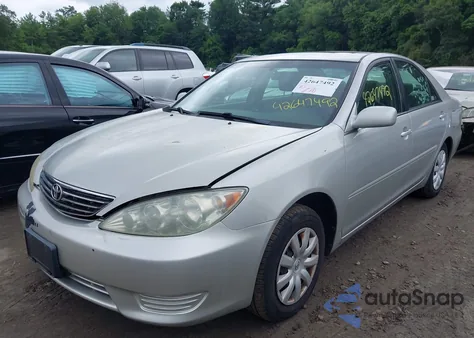 2005 Toyota Camry Le z USA, uszkodzony, nr VIN 4T1BE32KX5U408317